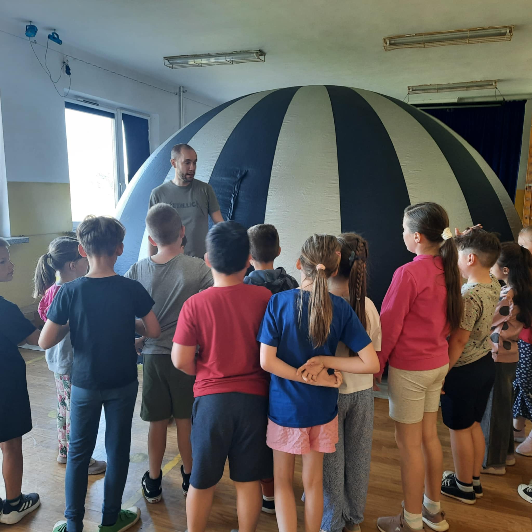 Kino sferyczne w naszej szkole – niezwykła podróż w świat wiedzy!