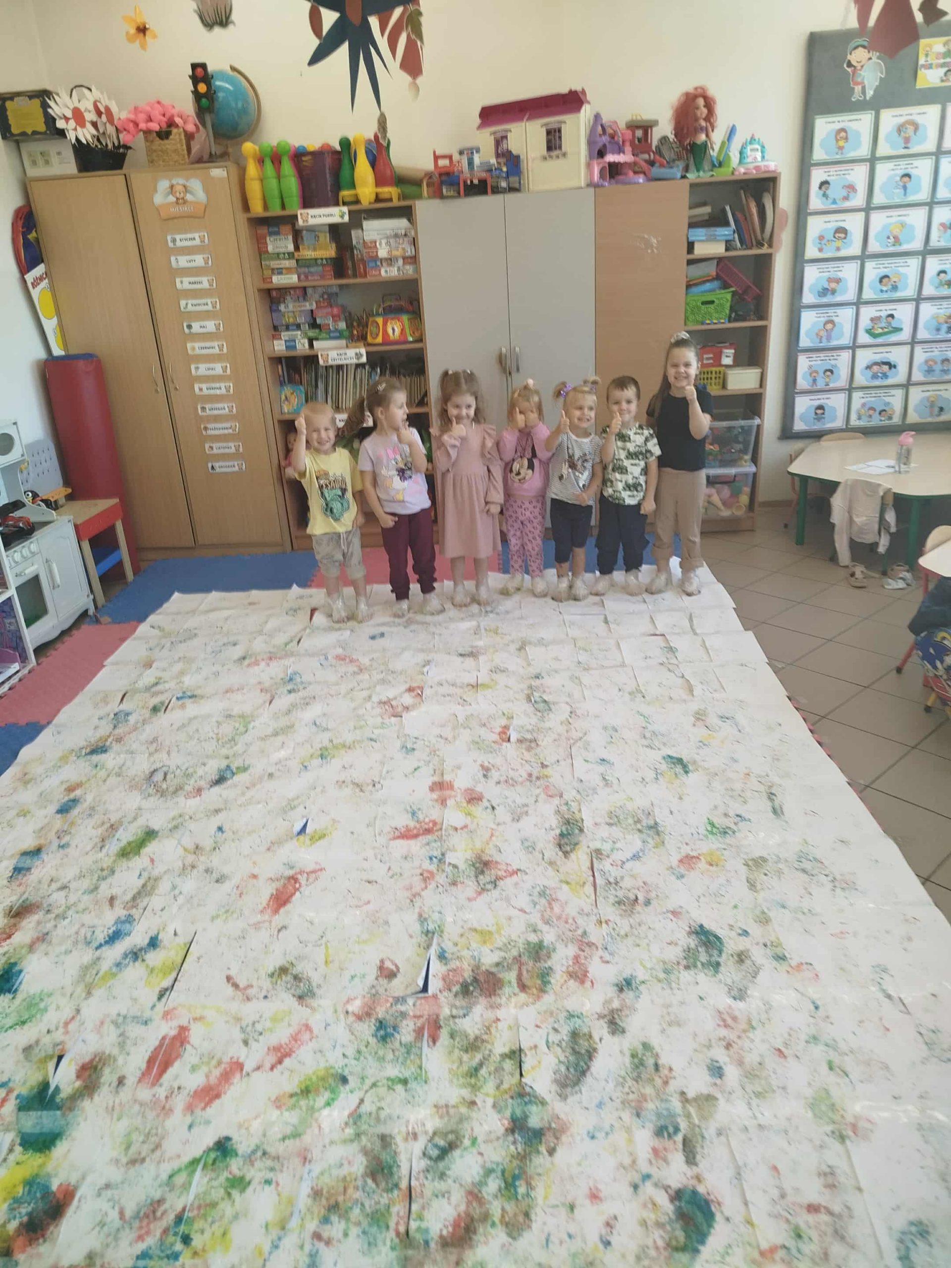 Malowanie stopami w Grupie Misie