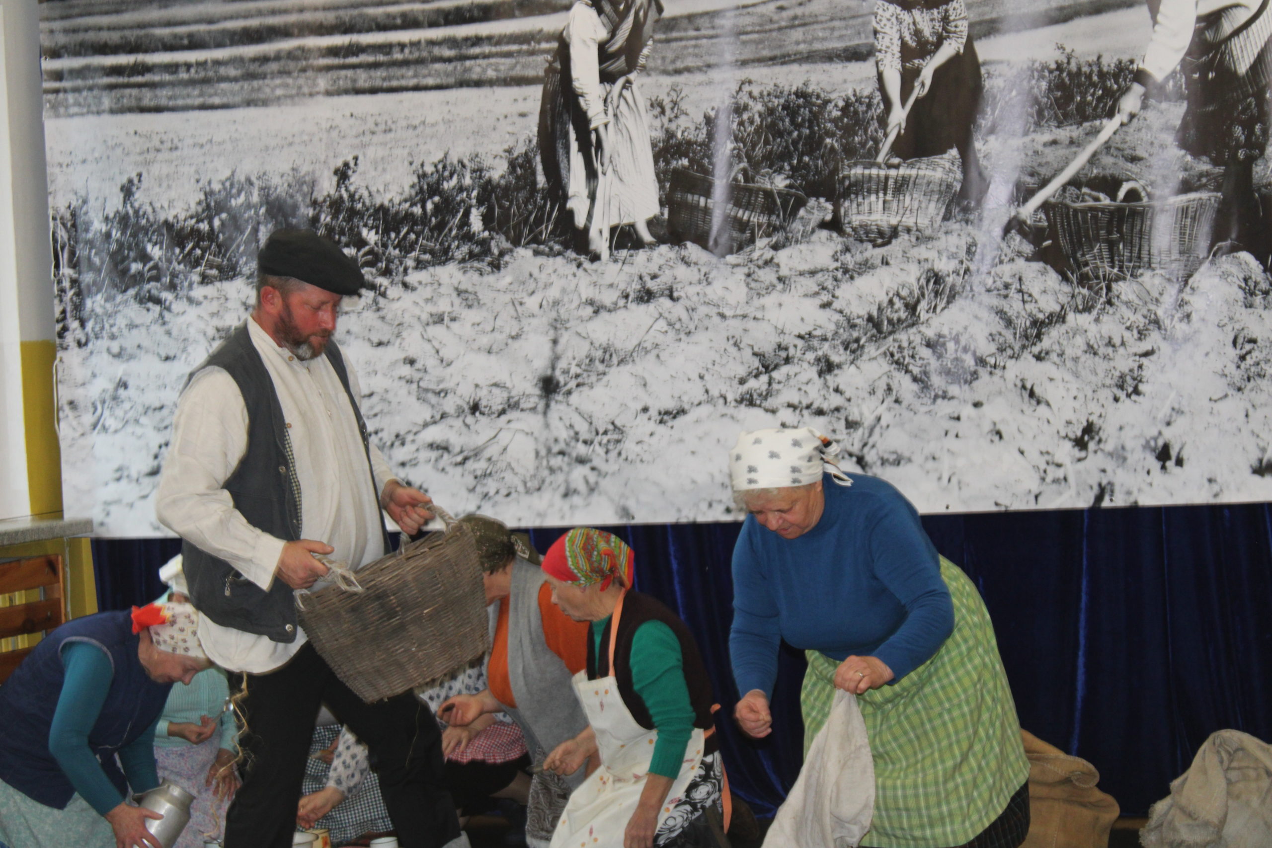 Teatr i tradycja połączyły pokolenia w naszej szkole