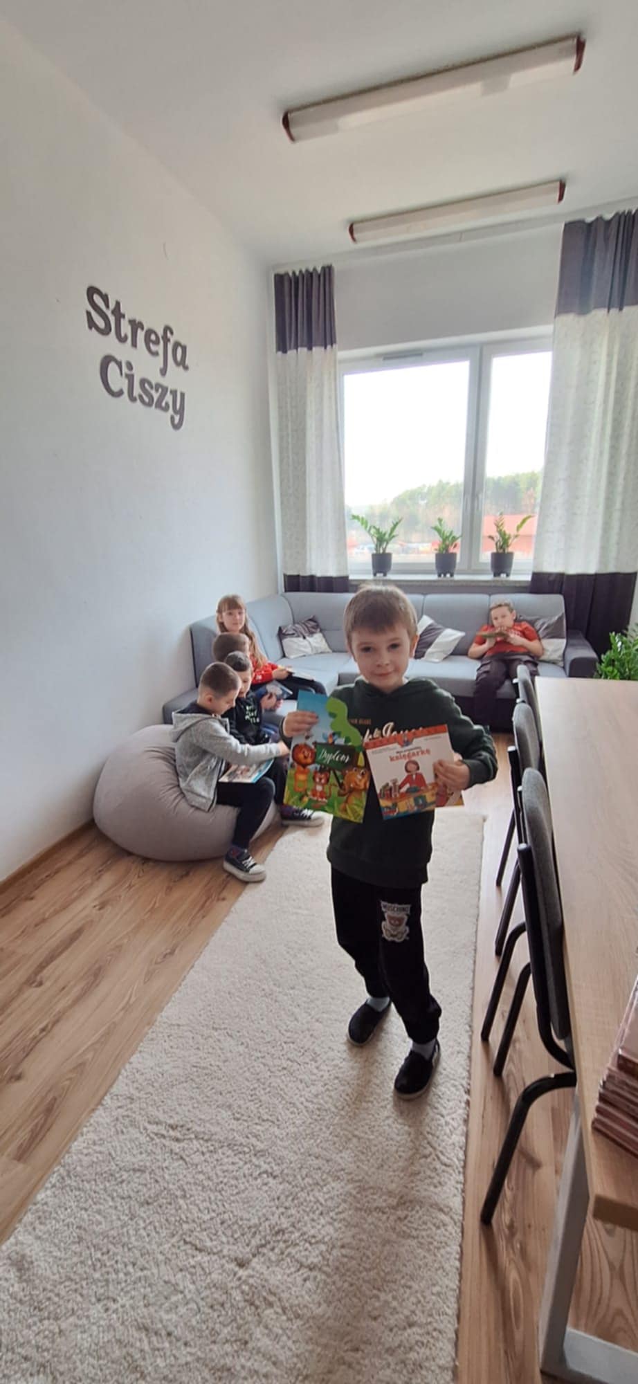 „Czytanie to podróż, która zaczyna się na kanapie, a kończy tam, gdzie poniesie wyobraźnia.”